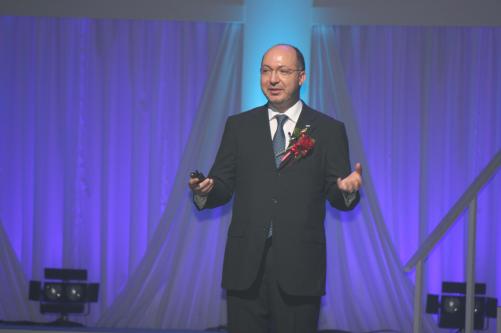 あいさつするベジット・イディアス会長